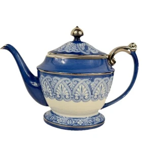 Teiera vintage Bombay Company blu e bianca 8" porcellana con coperchio arabesco - Foto 1 di 10