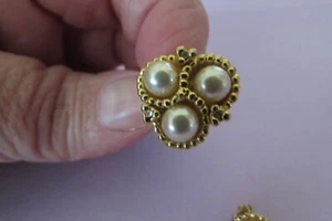 VINTAGE about 1/2" goldtone and faux pearl clip earrings - Picture 1 of 4