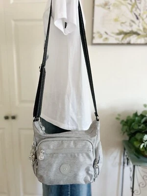 Bolso de mano hobo bandolera de lona gris KIPLING ERICA con mono de metal Foto 1 de 4