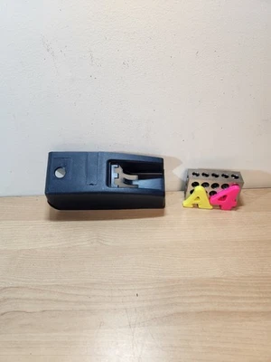 1994 - 1997 年本田雅阁后备箱燃气门释放把手盖挡板 74881-SM1-A000 — 第 1/4 张图片