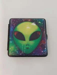 Alien Head Cigarette Case With Built-in Lighter - Picture 1 of 12