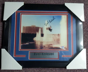 Foto firmada por EVEL KNIEVEL 8x10 enmarcada DareDevil Caesars Palace PSA ADN - Imagen 1 de 1