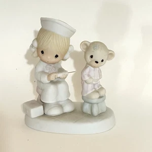 Figuras de porcelana Precious Moments Love Beareth all things 1981 vintage - Imagen 1 de 4