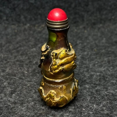 Antigua técnica de talla de vidrio para botellas de tabaco pintadas de oro Foto 1 de 4