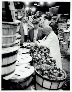 1962 Original Photo view of Produce Food Market at Fulton Street New York City - Picture 1 of 2