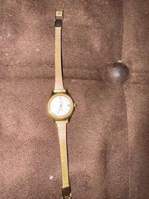 Женские часы Lorus золотистый цвет дата V242-0010 непроверенные - Изображение 1 из 4