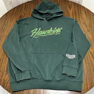 Stranger Things H&M Hawkins Sudadera con Capucha Bordada Verde Talla Mediana Serie Netflix Foto 1 de 4