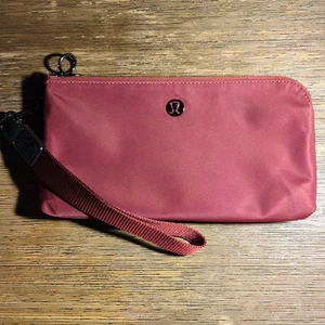 Muñequera/bolso Luluemon con doble cremallera Burgondy - Imagen 1 de 14