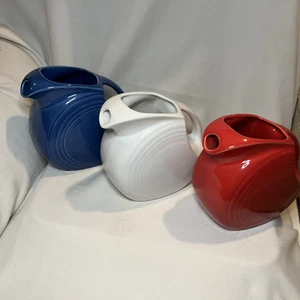 Fiesta Fiestaware brocche a disco grandi 67 oz patriottiche rosse, bianche e blu set di 3 - Foto 1 di 24