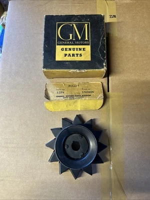 1955 CHEVROLET CHEVY BEL AIR 210 NOMAD NOS GM GENERATOR FAN PULLEY 3703606  - Image 1 of 4