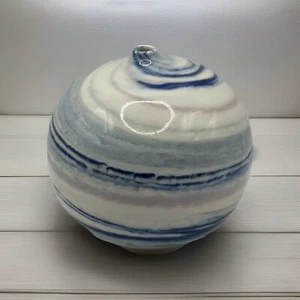 Florero de cerámica hecho a mano azul y blanco orbe recipiente de incienso lámpara de aceite firmada - Imagen 1 de 8