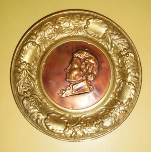 VINTAGE ENGLAND BRASS MOZART FIGURINE PLATE WALL DECORATION DESIGN NR - Picture 1 of 3