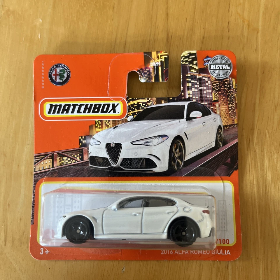 Matchbox Romeo Alfa Giulia ALFA ROMEO MATCHBOX 2016 GIULIA GTA MBX blanco corto Foto 1 de 2