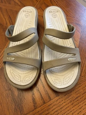 Sandália CROCS Patricia Taupe Tiras Cunha Slide Feminina 8 Conforto Impermeável - Imagem 1 de 4