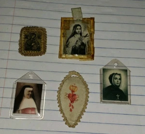 VINTAGE ANTIQUE CATHOLIC SCAPULARS BADGES RELICS LOT OF 5 - Picture 1 of 11