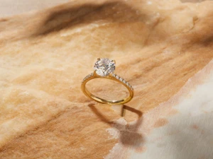 Anillo de compromiso de moissanita de forma redonda de 8 mm, anillo de promesa de plata de ley 925 - Imagen 1 de 18