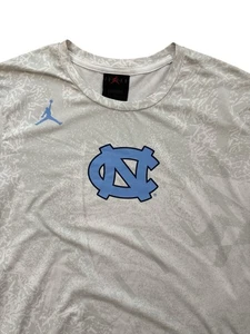 Air Jordan UNC Tarheels Men’s T-Shirt Size Medium Jumpman Logo NCAA Multicolored - Picture 1 of 8