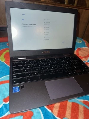 ASUS Chromebook CX22N Pantalla de 11,6 pulgadas 32 GB Almacenamiento 4 GB de RAM Procesador Intel Foto 1 de 3