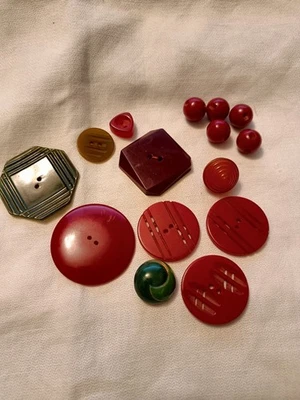 15 Vintage Bakelite Buttons Reds & Greens Range 1/2 In To 1-1/2 In Beautiful!!! - Image 1 of 4