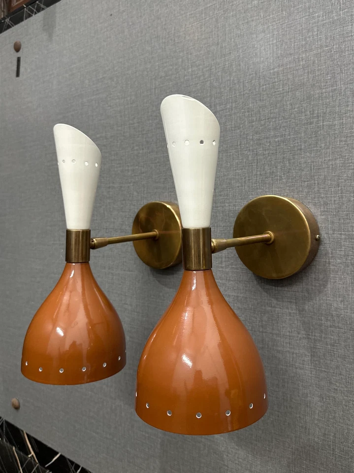 Aplique de doble cono de latón hecho a mano: moderno chocolate y blanco Navidad luz de pared Foto 1 de 4