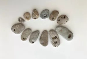 12 Rocce da Spiaggia Foro Naturale Pietra di Strega Fata Adder Desideri Perla Magica Fortunata 6h - Foto 1 di 15