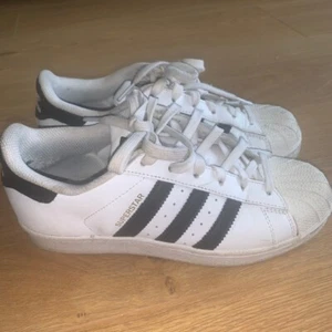 Adidas Originals Superstar Leder Sneaker - Größe UK 4,5. Unisex & sehr guter Zustand! - Bild 1 von 5