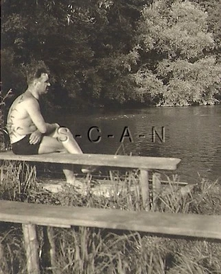 Немецкий солдат армии RP времен Второй мировой войны — полуобнаженный — интерес геев — сидит на скамейке у озера - Изображение 1 из 3