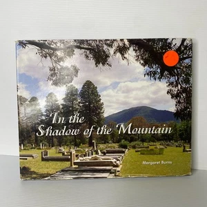 A la sombra de la montaña de Margaret Burns. Macedon VIC - Imagen 1 de 10