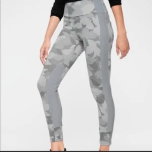 Athleta Essex Camo Hybrid Tight Legging Cobblestone Grey Camouflage $98 NEW - Picture 1 of 7