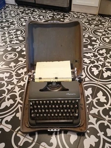 Olympia Deluxe Typewriter Werke A.G. Wilhelmshaven Made In Western Germany - Picture 1 of 24