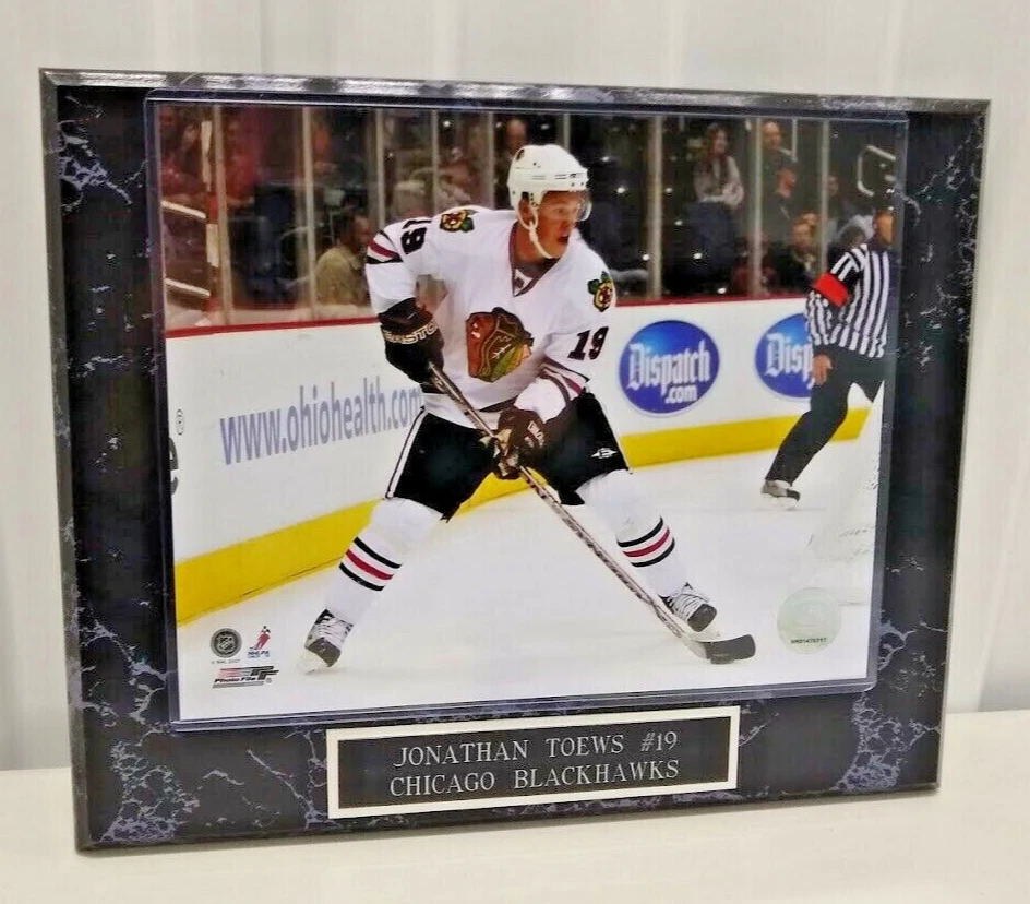 Placa de mármore preto Jonathan Toews-Blackhawks-10 1/2 x 13 com foto 8x10 - Imagem 1 de 2