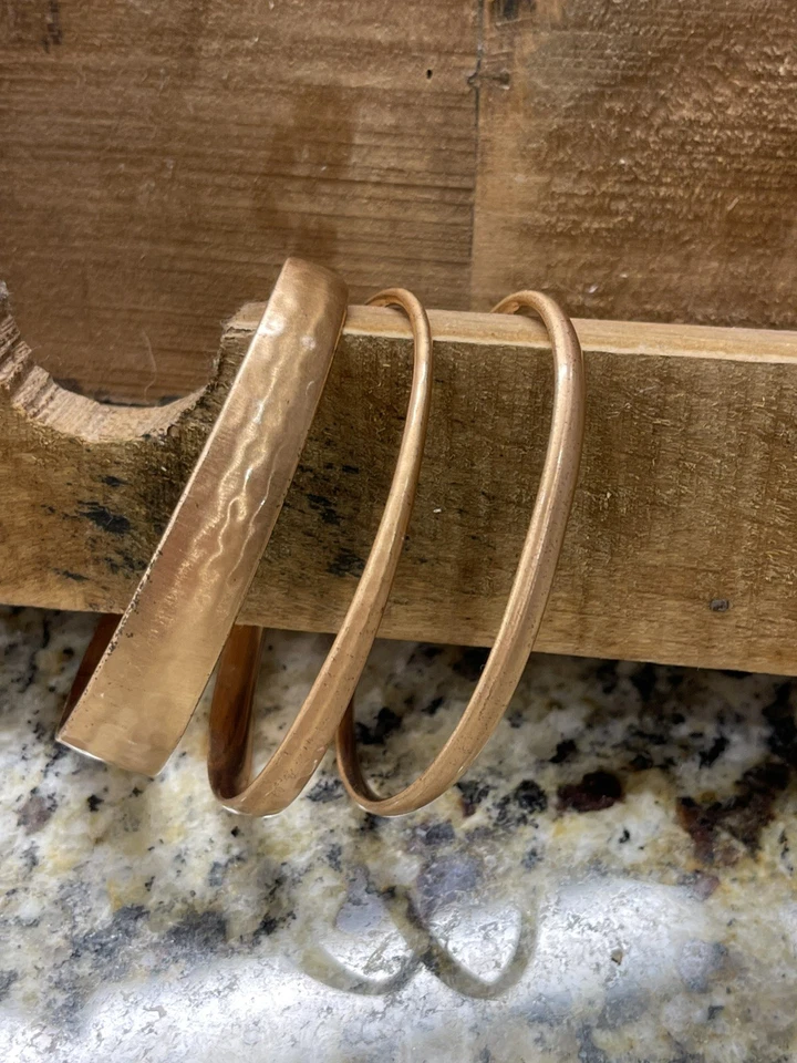 Juego de 3 brazaletes Kendra Scott martillados de metal oro rosa Foto 1 de 4