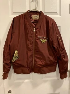 Wonder Women  Bomber Jacket Size 2XL  Maroon Gold DC Comics 231/520 - Picture 1 of 19