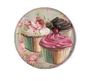 "Trio Cupcakes Food Design - Specchio premuto a mano, magnete o perno 2,25" - Foto 1 di 4