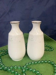 Noritake S & P Shakers-white flowers w/green details-PRISTINE & BEAUTIFUL! - Picture 1 of 8