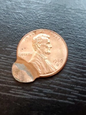 1986 D LINCOLN Cent Double Struck Broadstrike error Broadstruck UNCIRCULATED red - Image 1 of 2