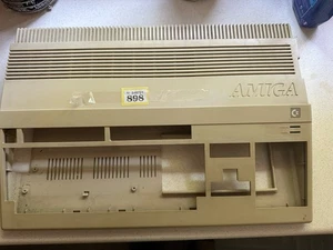 Commodore Amiga 500 case Has Some Yellowing no Port Covers Sold As Seen 898 - Afbeelding 1 van 8