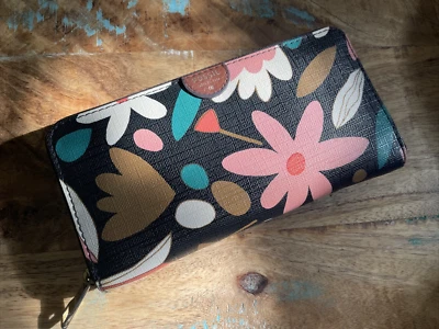 Cartera floral de cuero fósil con cremallera alrededor flores de lona recubierta larga Foto 1 de 4