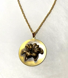 De colección. INGA Colgante Latón Sólido, Collar Redondo 24" Cadena Cuerda-Flor de Lirio de Pascua - Imagen 1 de 3