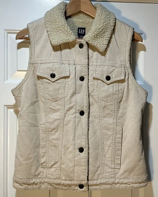 Colete Gap de veludo Sherpa forrado de lã bolsos Snap Up feminino tamanho médio - Imagem 1 de 4