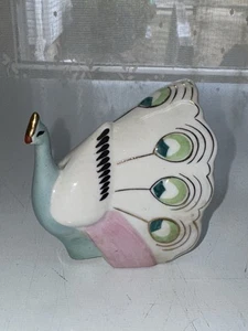 Estatuilla de porcelana de pavo real Pretty Little vintage hecha en China - Imagen 1 de 4