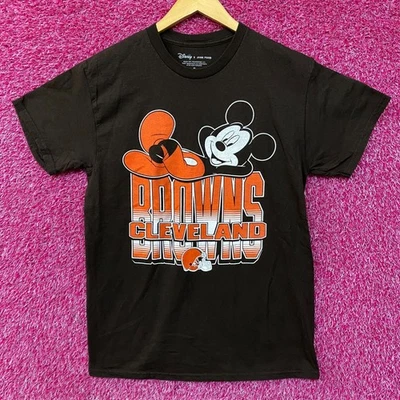 Comida chatarra x NFL Disney Mickey Mouse Kick Back Browns Cleveland Camisa Marrón Pequeña Foto 1 de 4