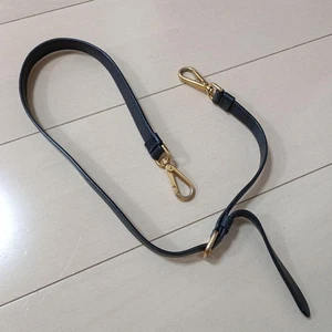 PRADA Crossbody Schulterriemen schwarz Leder gold Metall Damen Tasche Accessoire - Bild 1 von 9