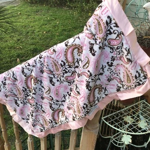 Minky Couture rosa schwarz Paisley Babydecke Satin Rüschen weich Junge Mädchen Unisex - Bild 1 von 7