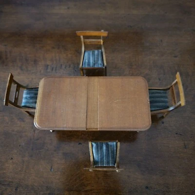 Mesa extensible vintage para muebles de muñeca Shackman con una hoja y 4 sillas Foto 1 de 2