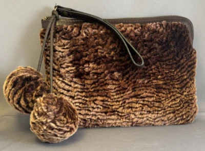 Patricia Nash Sherpa 卡西尼意大利皮革巧克力腕带离合器 Pom Pom — 第 1/4 张图片