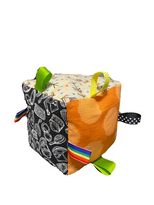 Cubo de etiqueta de pano feito à mão 6", bebê, verde/laranja - Imagem 1 de 2