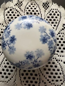 Baratija redonda azul blanco floral japonesa porcelana contenedor cubierto - Imagen 1 de 5