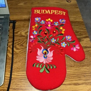 Guante de horno, recuerdo de Budapest rojo con flores bordadas nuevo sin etiquetas - Imagen 1 de 4