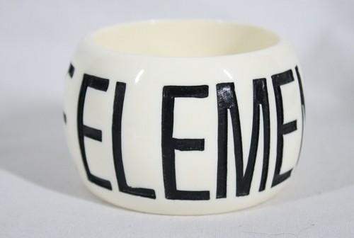 OFF WHITE RARO! BRACCIALE VINTAGE ""ELEMENTS OF LOVE"" BIANCO LUCITE 2" LARGO COME NUOVO